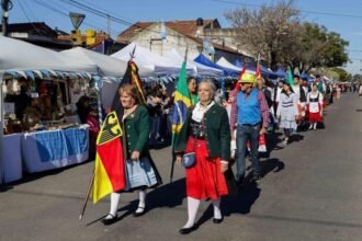 El desfile cívico-militar y las actividades culturales convocaron a una multitud durante la celebración del Día de la Bandera en la ciudad de Santa Fe.