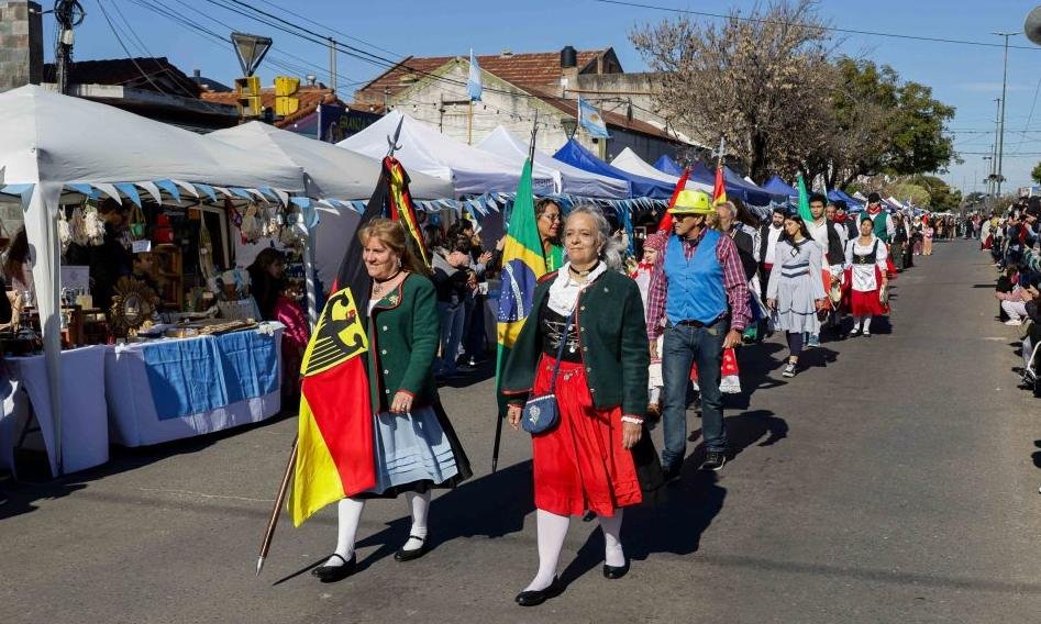 El desfile cívico-militar y las actividades culturales convocaron a una multitud durante la celebración del Día de la Bandera en la ciudad de Santa Fe.