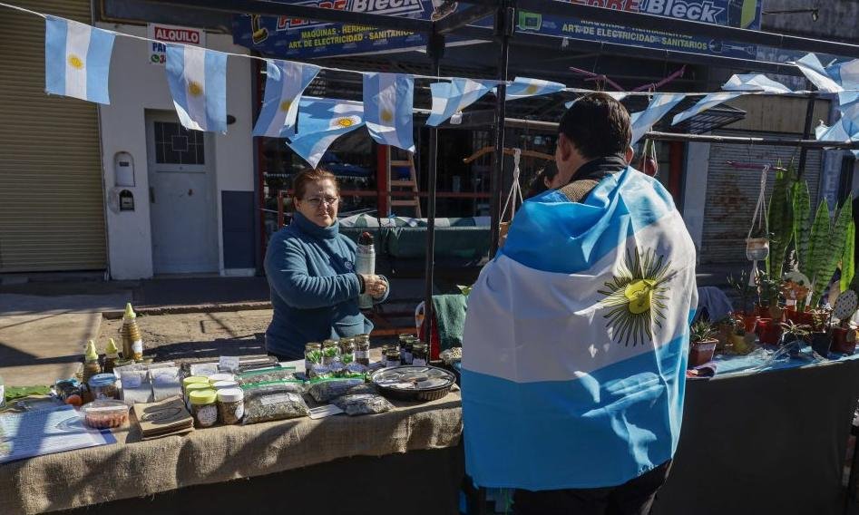 Miles de vecinos participaron de los festejos por el Día de la Bandera en avenida Facundo Zuviría, en una jornada cargada de tradición, música y espíritu patriótico.