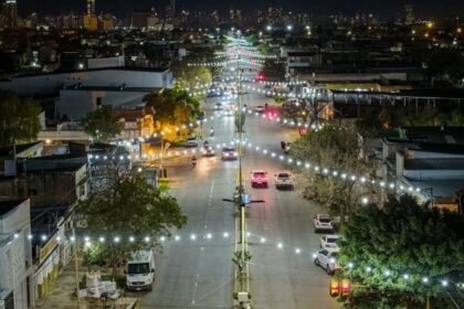 Vista aérea de la avenida Facundo Zuviría, uno de los principales corredores comerciales y urbanos de la ciudad de Santa Fe.