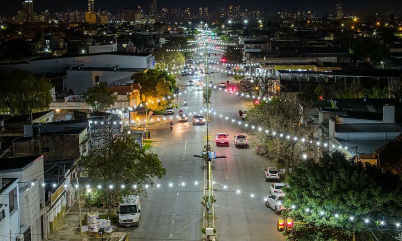 Vista aérea de la avenida Facundo Zuviría, uno de los principales corredores comerciales y urbanos de la ciudad de Santa Fe.
