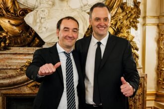 Francisco y Manuel Adorni durante una actividad institucional. Ambos han desarrollado funciones vinculadas a la gestión pública y han sido protagonistas de distintos episodios de la agenda política nacional. Foto de archivo.