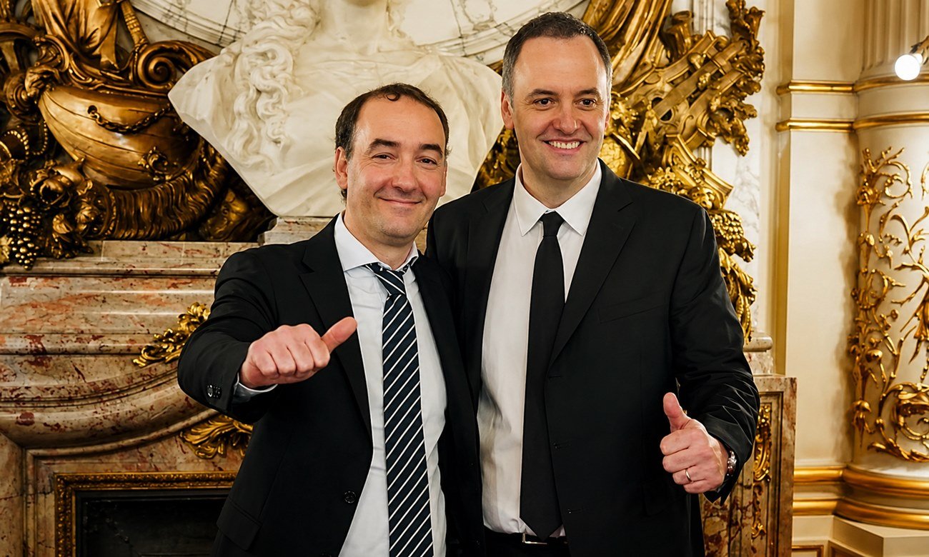 Francisco y Manuel Adorni durante una actividad institucional. Ambos han desarrollado funciones vinculadas a la gestión pública y han sido protagonistas de distintos episodios de la agenda política nacional. Foto de archivo.