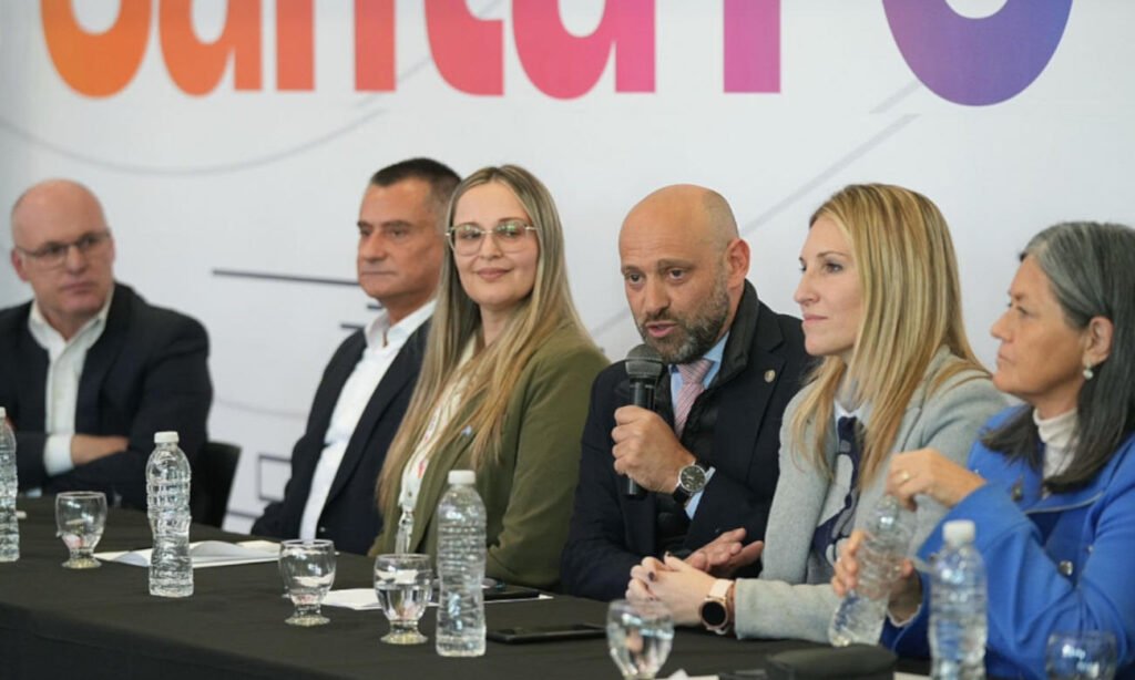 Autoridades provinciales presentaron la nueva conexión aérea internacional entre el Aeropuerto de Sauce Viejo y Florianópolis.