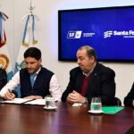 El gobernador Maximiliano Pullaro firma el convenio para la ejecución de obras en el Parque Garay y el Acceso Oeste, acompañado por el intendente Juan Pablo Poletti, el senador Julio Garibaldi y el presidente del Concejo Municipal, Sergio Basile