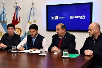 El gobernador Maximiliano Pullaro firma el convenio para la ejecución de obras en el Parque Garay y el Acceso Oeste, acompañado por el intendente Juan Pablo Poletti, el senador Julio Garibaldi y el presidente del Concejo Municipal, Sergio Basile