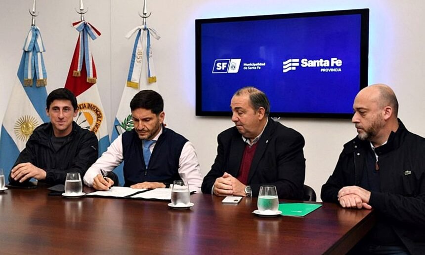 El gobernador Maximiliano Pullaro firma el convenio para la ejecución de obras en el Parque Garay y el Acceso Oeste, acompañado por el intendente Juan Pablo Poletti, el senador Julio Garibaldi y el presidente del Concejo Municipal, Sergio Basile
