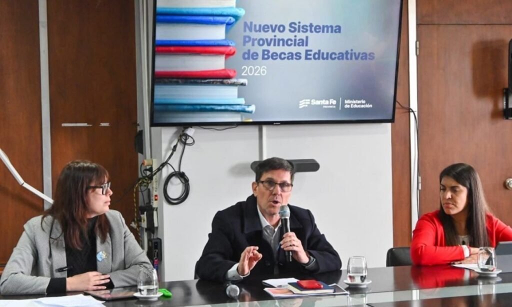 El ministro de Educación, José Goity, acompañado por funcionarios provinciales en una actividad institucional relacionada con políticas educativas. Foto: archivo.