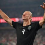 Erling Haaland celebra uno de los goles de Noruega en un partido clave de la Copa del Mundo.