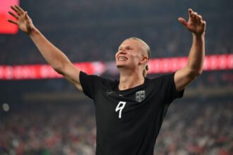 Erling Haaland celebra uno de los goles de Noruega en un partido clave de la Copa del Mundo.