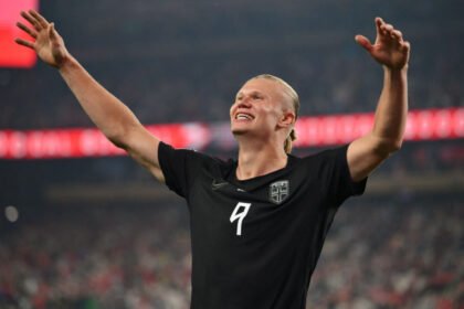Erling Haaland celebra uno de los goles de Noruega en un partido clave de la Copa del Mundo.