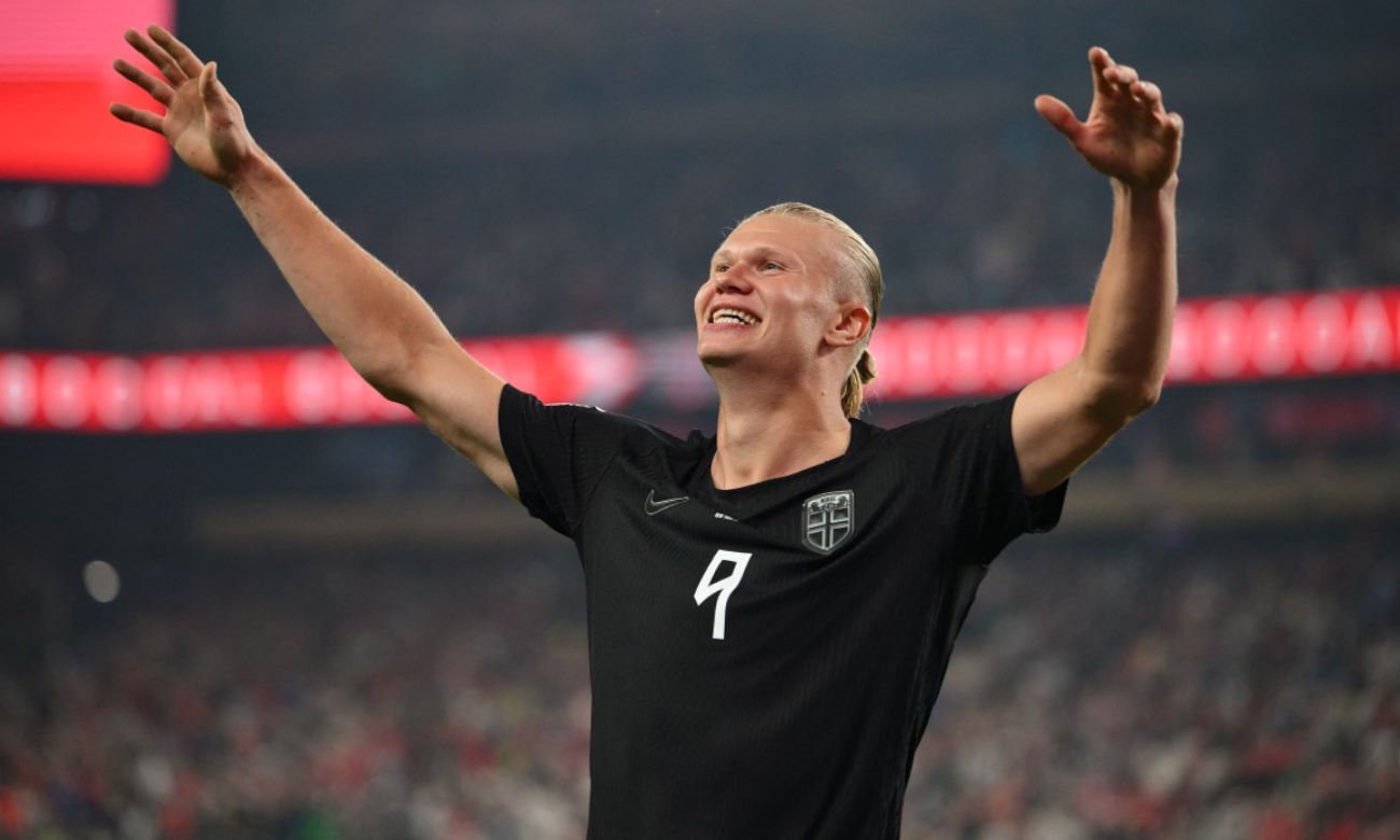 Erling Haaland celebra uno de los goles de Noruega en un partido clave de la Copa del Mundo.