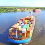 Buques de carga navegan por la Hidrovía Paraná-Paraguay, una vía estratégica para el comercio exterior argentino.