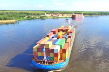 Buques de carga navegan por la Hidrovía Paraná-Paraguay, una vía estratégica para el comercio exterior argentino.
