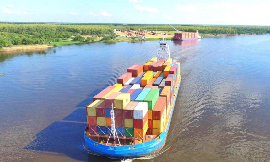 Buques de carga navegan por la Hidrovía Paraná-Paraguay, una vía estratégica para el comercio exterior argentino.