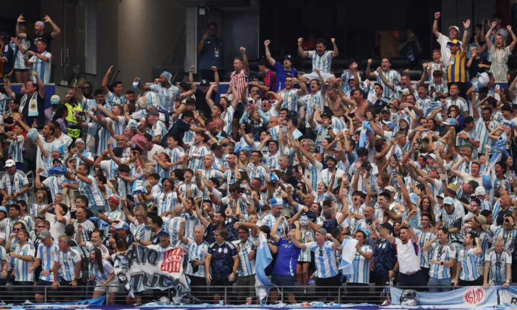 La hinchada argentina acompaña a la Selección en el Mundial 2026, con un estadio colmado de banderas, camisetas celestes y blancas y un clima de pasión inigualable. Foto de archivo.