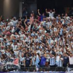 La hinchada argentina acompaña a la Selección en el Mundial 2026, con un estadio colmado de banderas, camisetas celestes y blancas y un clima de pasión inigualable. Foto de archivo.