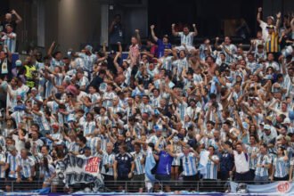 La hinchada argentina acompaña a la Selección en el Mundial 2026, con un estadio colmado de banderas, camisetas celestes y blancas y un clima de pasión inigualable. Foto de archivo.