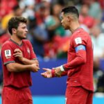 João Neves y Cristiano Ronaldo durante un encuentro con la selección de Portugal en una competición internacional. Foto de archivo.