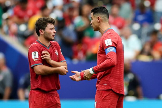 João Neves y Cristiano Ronaldo durante un encuentro con la selección de Portugal en una competición internacional. Foto de archivo.