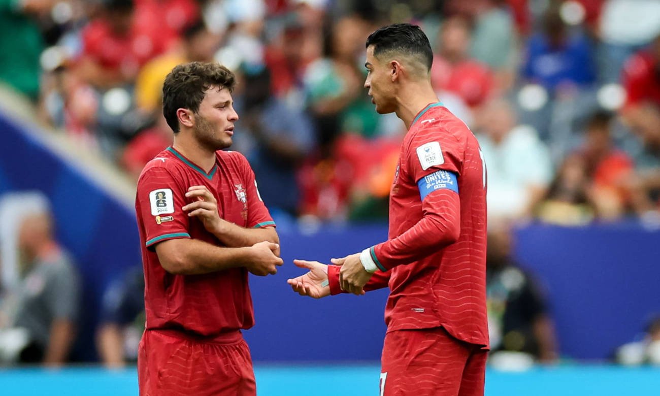 João Neves y Cristiano Ronaldo durante un encuentro con la selección de Portugal en una competición internacional. Foto de archivo.