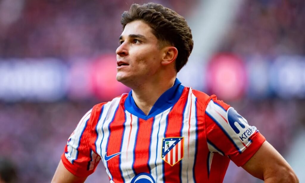 Julián Álvarez durante un partido oficial con Atlético de Madrid. El delantero argentino es una de las principales figuras del equipo español.