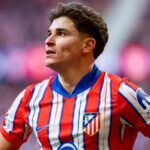 Julián Álvarez durante un partido oficial con Atlético de Madrid. El delantero argentino es una de las principales figuras del equipo español.