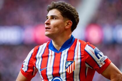Julián Álvarez durante un partido oficial con Atlético de Madrid. El delantero argentino es una de las principales figuras del equipo español.