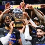 New York Knicks celebra en conjunto la consagración histórica en la NBA, levantando el trofeo tras una remontada inolvidable que puso fin a 53 años de sequía y desató la euforia del equipo campeón.