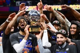 New York Knicks celebra en conjunto la consagración histórica en la NBA, levantando el trofeo tras una remontada inolvidable que puso fin a 53 años de sequía y desató la euforia del equipo campeón.