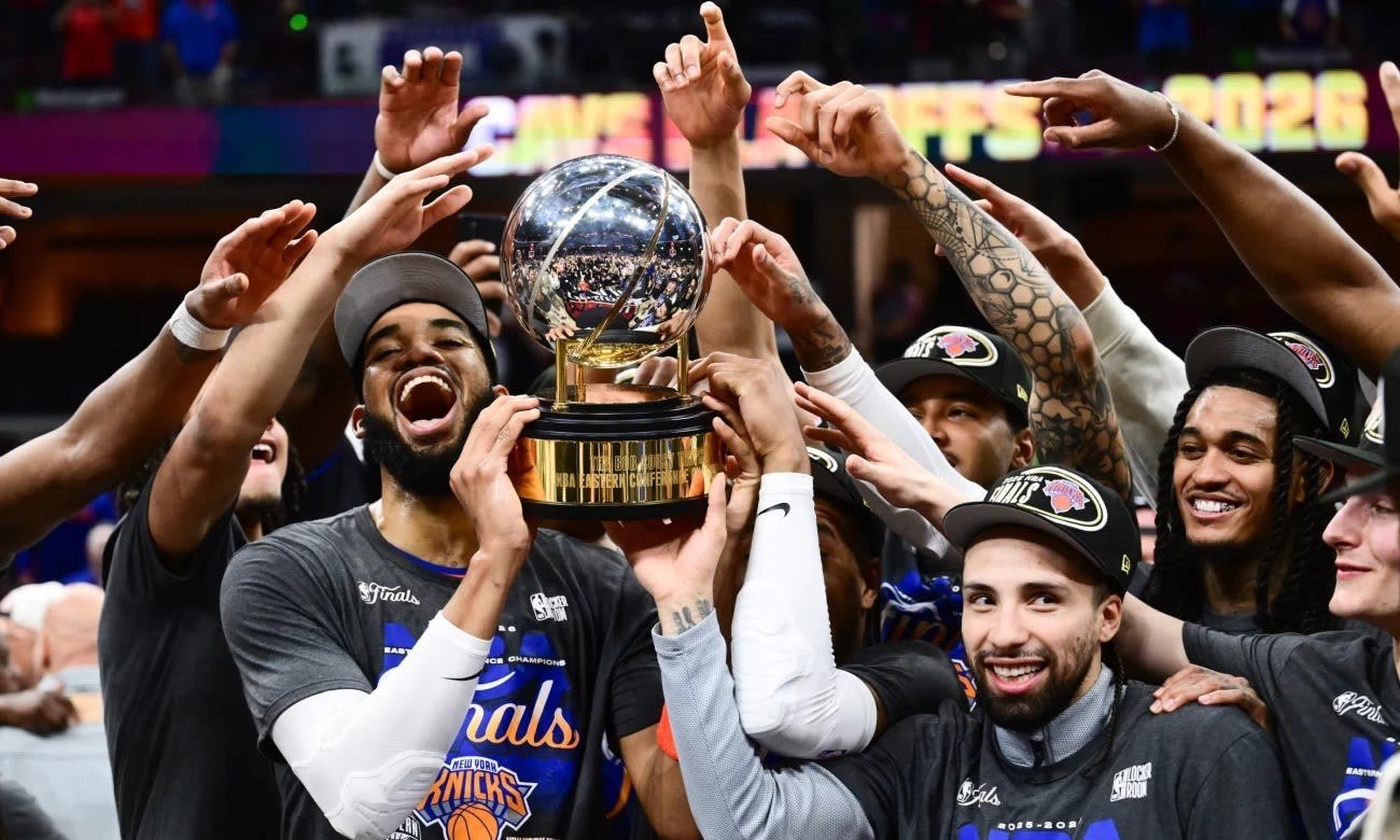 New York Knicks celebra en conjunto la consagración histórica en la NBA, levantando el trofeo tras una remontada inolvidable que puso fin a 53 años de sequía y desató la euforia del equipo campeón.