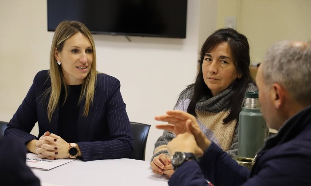 El intendente Elvio Omar Cotterli recibió a la vocera del Gobierno de Santa Fe, Virginia Coudannes, durante una reunión institucional en el Palacio Municipal de Laguna Paiva.
