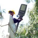 Operarios municipales realizan tareas de mantenimiento y renovación del sistema de alumbrado público en distintos sectores de la ciudad. Foto de archivo.