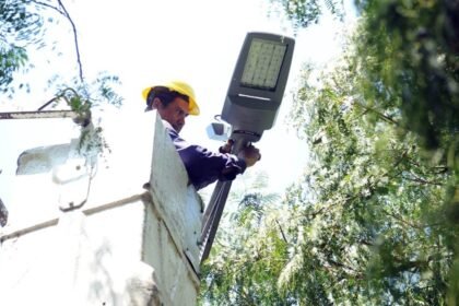 Operarios municipales realizan tareas de mantenimiento y renovación del sistema de alumbrado público en distintos sectores de la ciudad. Foto de archivo.