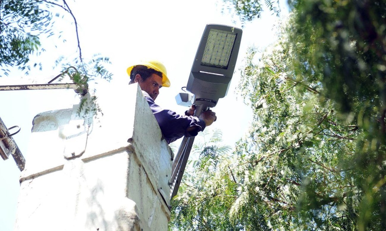 Operarios municipales realizan tareas de mantenimiento y renovación del sistema de alumbrado público en distintos sectores de la ciudad. Foto de archivo.
