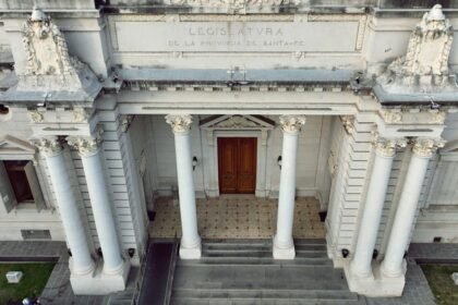 Vista exterior de la Legislatura de Santa Fe, uno de los principales edificios institucionales de la provincia. Foto de archivo.