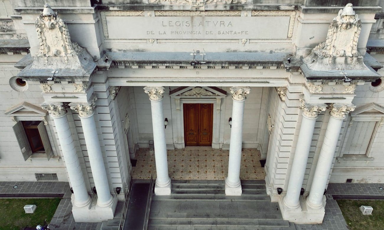 Vista exterior de la Legislatura de Santa Fe, uno de los principales edificios institucionales de la provincia. Foto de archivo.