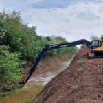 Trabajos de mantenimiento y saneamiento en canales hídricos del norte santafesino, infraestructura clave para el drenaje y la prevención de inundaciones. Foto de archivo.