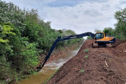 Trabajos de mantenimiento y saneamiento en canales hídricos del norte santafesino, infraestructura clave para el drenaje y la prevención de inundaciones. Foto de archivo.
