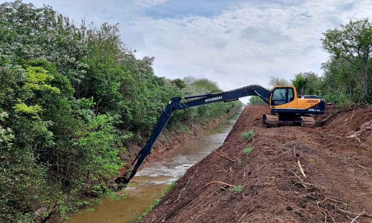 Trabajos de mantenimiento y saneamiento en canales hídricos del norte santafesino, infraestructura clave para el drenaje y la prevención de inundaciones. Foto de archivo.