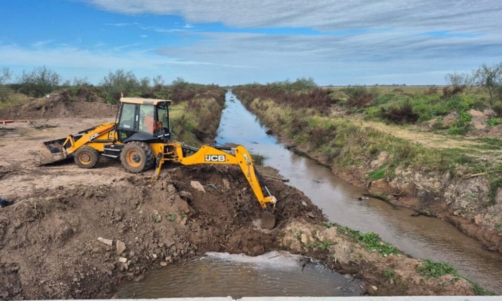 Canales de drenaje y obras de infraestructura hídrica en el norte de Santa Fe, fundamentales para el manejo de excedentes de agua y la protección de áreas productivas. Foto de archivo.