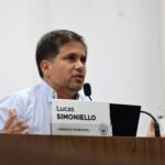 Lucas Simoniello durante una sesión en el recinto del Concejo Municipal de Santa Fe.