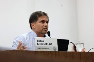 Lucas Simoniello durante una sesión en el recinto del Concejo Municipal de Santa Fe.