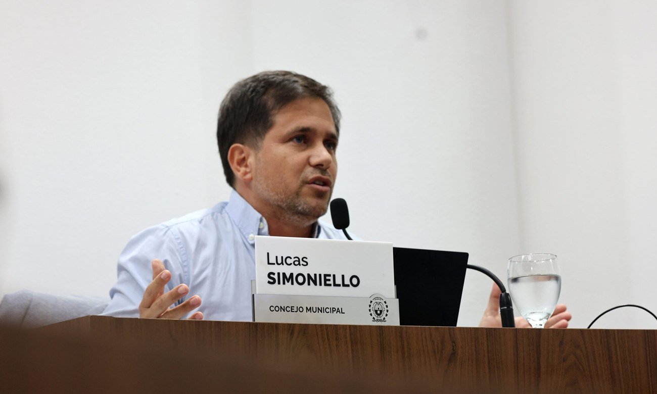 Lucas Simoniello durante una sesión en el recinto del Concejo Municipal de Santa Fe.