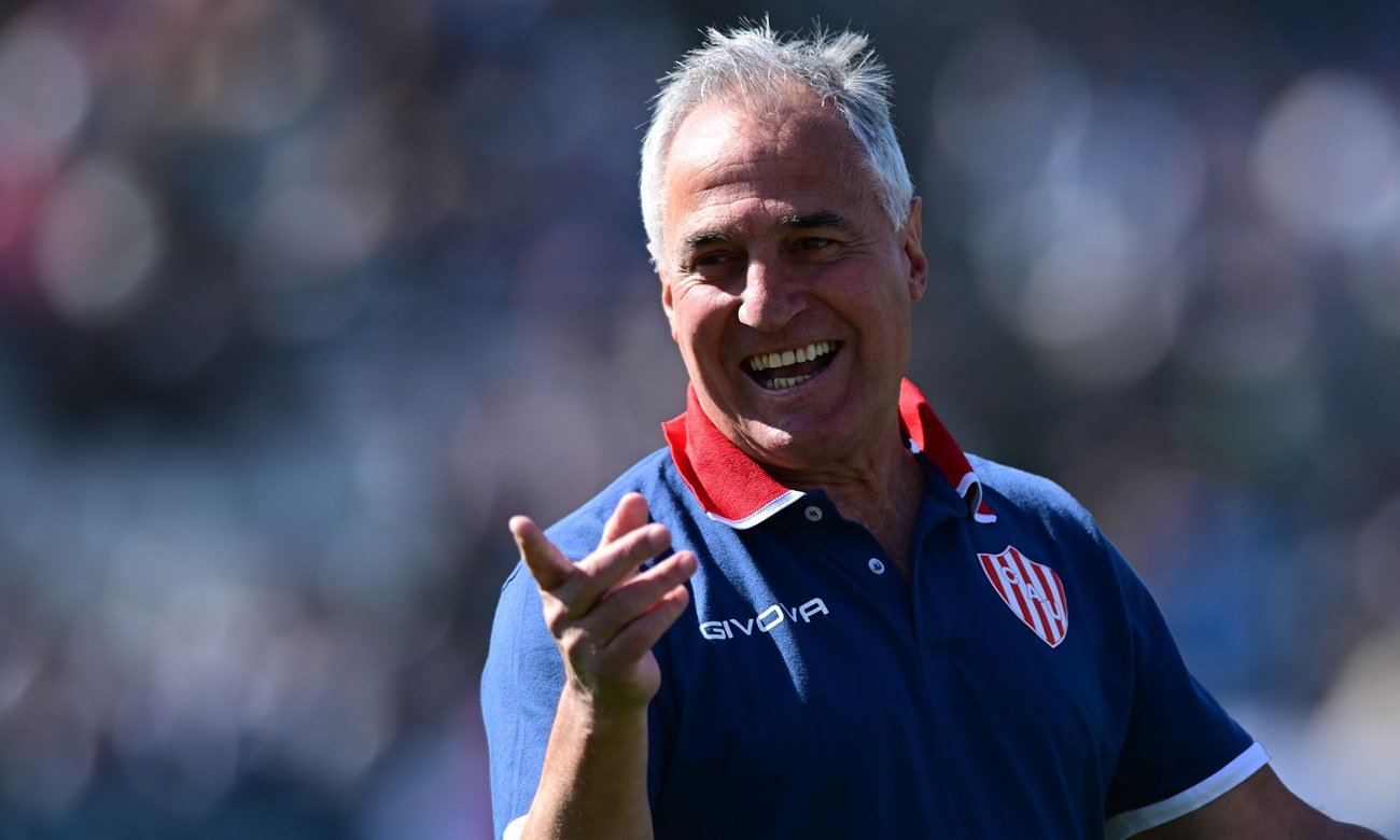 El director técnico Leonardo Madelón en su función al frente del plantel profesional de Unión. Foto de archivo.
