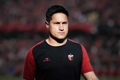 Ezequiel Medrán durante una jornada en el estadio Brigadier López, al frente del plantel profesional de Colón. Foto: archivo.