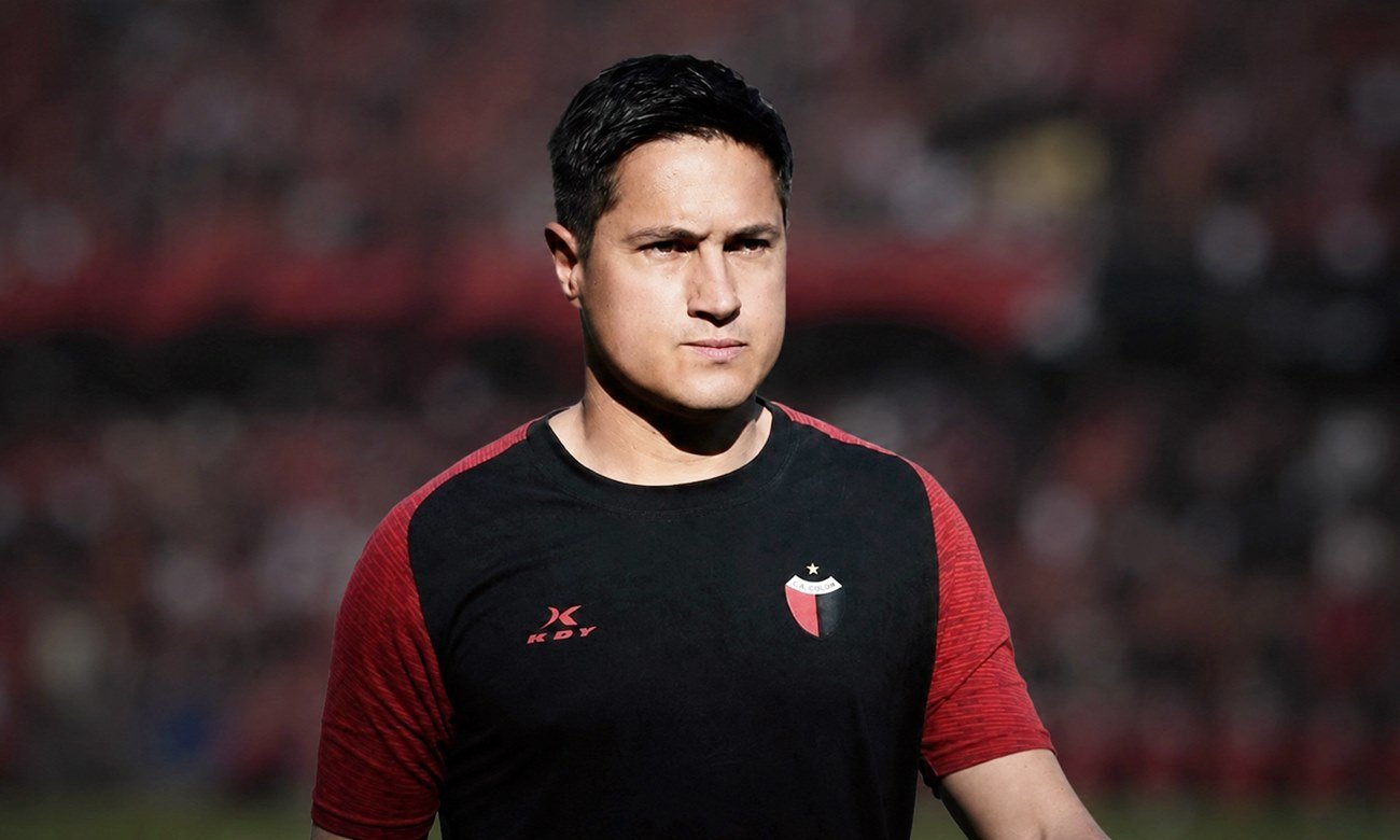 Ezequiel Medrán durante una jornada en el estadio Brigadier López, al frente del plantel profesional de Colón. Foto: archivo.