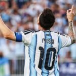 Lionel Messi celebra un gol con la Selección Argentina durante una Copa del Mundo, en una imagen que refleja su histórica trayectoria en los Mundiales.