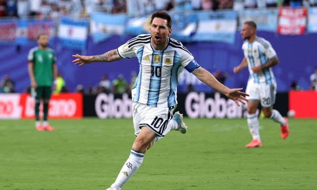 Lionel Messi celebra con emoción uno de los tres goles que marcó en el triunfo de Argentina ante Argelia en el debut mundialista.