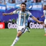 Lionel Messi celebra con emoción uno de los tres goles que marcó en el triunfo de Argentina ante Argelia en el debut mundialista.